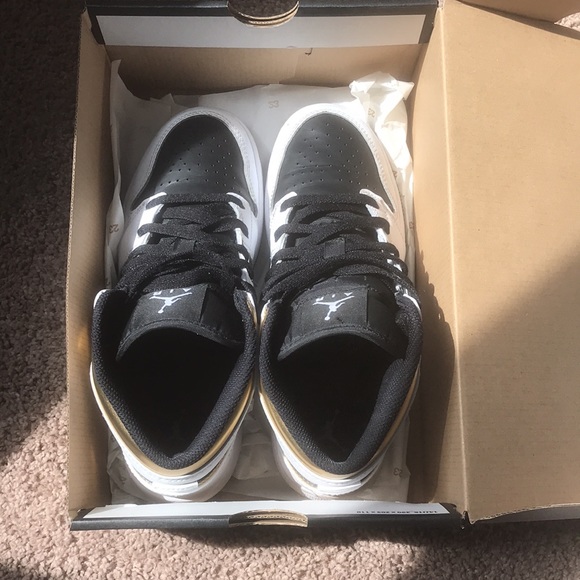 🖤💛AIR JORDAN 1 MIDS BLACK AND GOLD - Picture 2 of 4